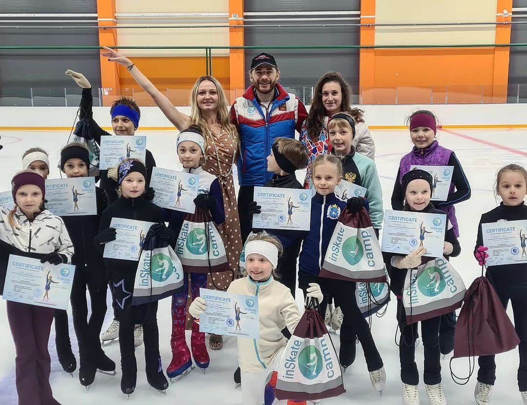 アレクセイ・ロゴノフのインスタグラム：「Завершили первую смену @inSkate_camp в Самаре!🔥 За окном каникулы, а мы уже втягиваемся в сезон!⛸🤗  Есть ещё несколько мест на июль в Казани! Информация на сайте inSkateCamp.ru  #inSkate #сборы #samara #фигурноекатание #figureskating #sbory  #inSkatecamp」