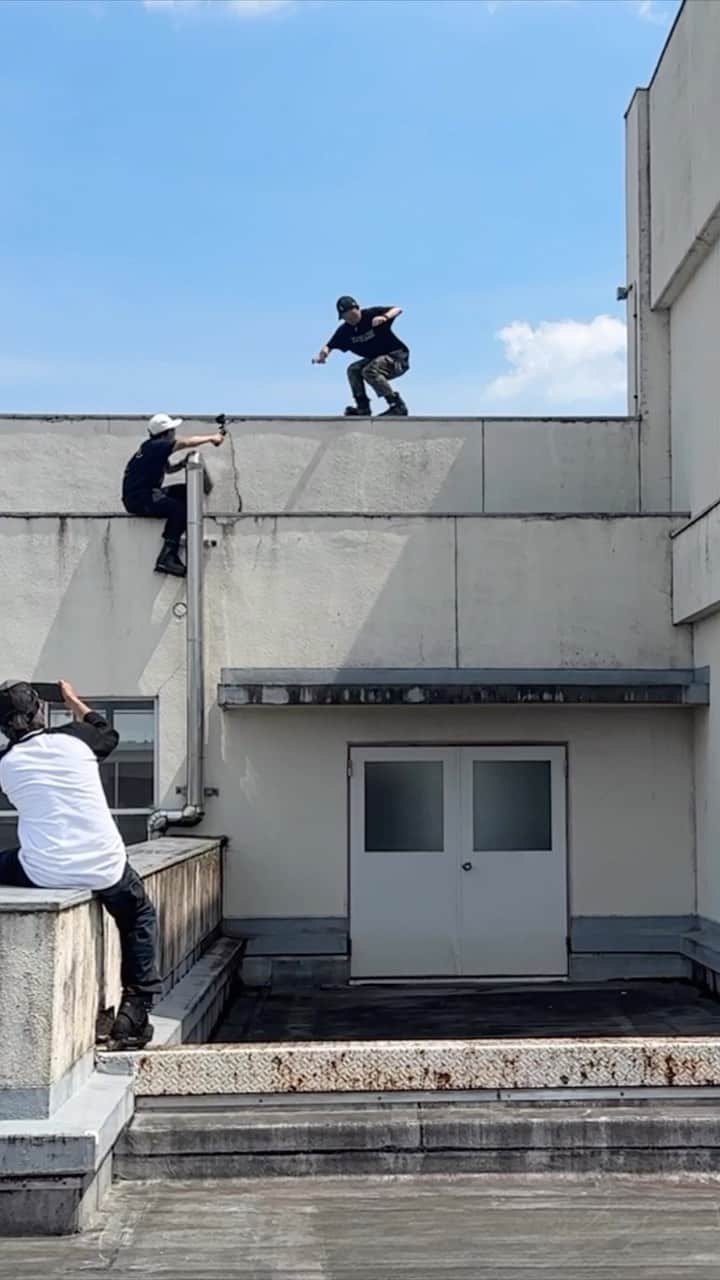 安床武士のインスタグラム：「Mission complete🕵️ This clip from my YouTube video “School of Roll” Link in bio☝️ Thank you for this great opportunity @_annaka_kankou_ !! 廃校になった学校で許可を得て滑らせてもらいました！ YouTubeにフルバージョンアップしていますのでプロフィールリンクからぜひチェックお願いします🙌 改めて楽しいスポットでした！ 📹 Mr.Uehara  @usdskates  @undercoverwheels  @goodskates_inc  @lzbn_official  @papasu1048  @sport_sunchlorella   #usdskates #usdaeon #aeon68 #yasutokoaeon #undercoverwheels #rollerblading #blading #inlineskate #roller #rollerfreestyle #インラインスケート #ローラーブレード #ローラーフリースタイル #takeshiyasutoko #安床武士 #ありがとう安中高校 #米山公園スケートパーク番外編 #missioninpossible #スパイ大作戦」