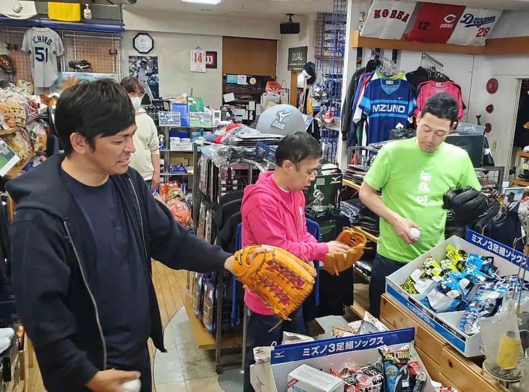 のインスタグラム：「今夜25:29から『神戸でキャッチボールをしようの旅』がスタート🥎ゲストはますだおかだの岡田さん🌞東野さんのとある提案で実現した今回の旅、野球ファンならかなり楽しめる旅となっております😁そして今回、岡村さんがとある球団のファンになりました✨その顛末とは⁉️ご期待ください🙇」