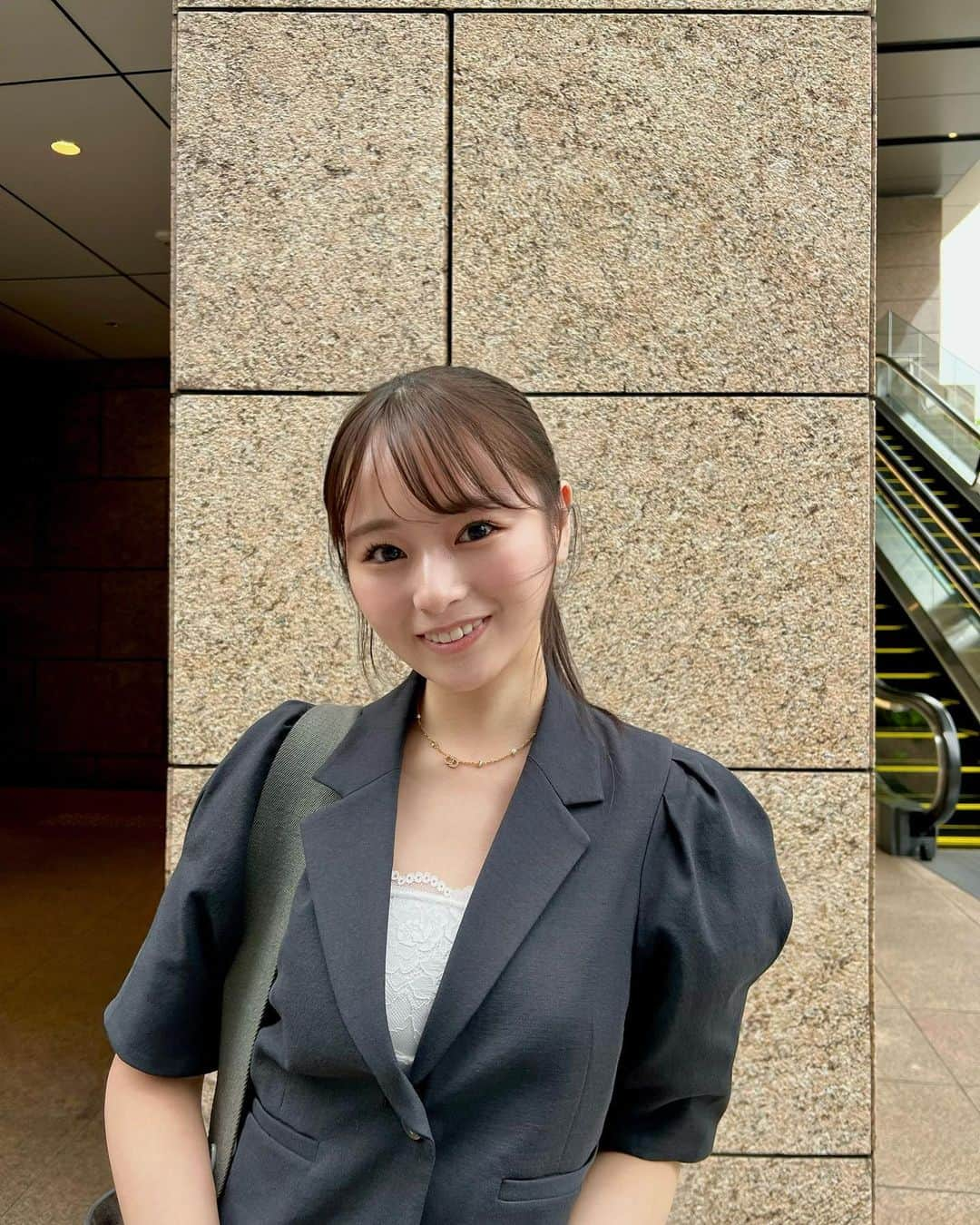 奥原ゆきののインスタグラム：「先日、ご縁を頂き「第7回全国豆腐品評会」関東地区大会の審査員をさせて頂きました。 . 日本の豆腐業界は原料高・製品安が度々問題視される中でも、海外からSDGSでサスティナブルな食品として高い評価をされていますよね。 . 審査員はイスラエル大使館の方など幅広い方が招かれており、bienoはZ世代代表として参加させていただきました。 .関東大会では、４部門83品の豆腐がエントリーしており、私も約半数40種類の豆腐を食べ評価を付けさせていただきました。 （まさか白衣を着るとは‥！🙈笑） . 普段お醤油などをつけて食べている豆腐も商品パッケージの印象なく"素材のまま"味わってみると なめらかさや後味など全然違くて、 これまでの"健康食品"というイメージが一新‥！ . 豆腐の魅力に改めて気がついた1日でした。 全国大会ではどんな豆腐が出てくるのか楽しみだなぁ‥😳  この日のスーツは @fray_id のセットアップ。 写真に写ってないけどスカートが可愛いのでまた写真撮ったら載せます🤳  #全国豆腐品評会 #z世代 #豆腐マイスター」