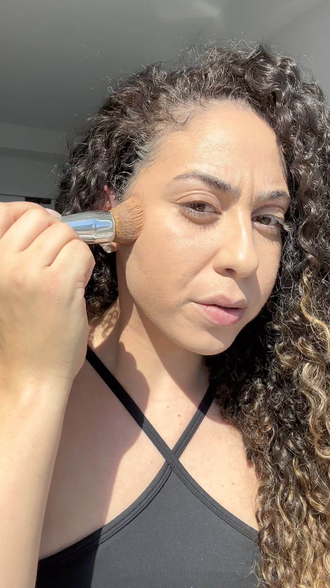 のインスタグラム：「Fit for the laziest days.   Even Better Clinical Foundation is 86% skincare formula*—so if you’re giving your skincare products a rest day, you’re still covered on: 🏋🏻‍♀️ Hyaluronic acid 🏋🏼‍♀️ Salicylic acid 🏋🏽‍♀️ Vitamin C 🏋🏾‍♀️ Our ✨exclusive✨ UP302 brightening molecule 🏋🏿‍♀️ And of course: SPF 25 mineral sunscreen  @so_manti #DermTested #lazymakeup #foundation #skincare」