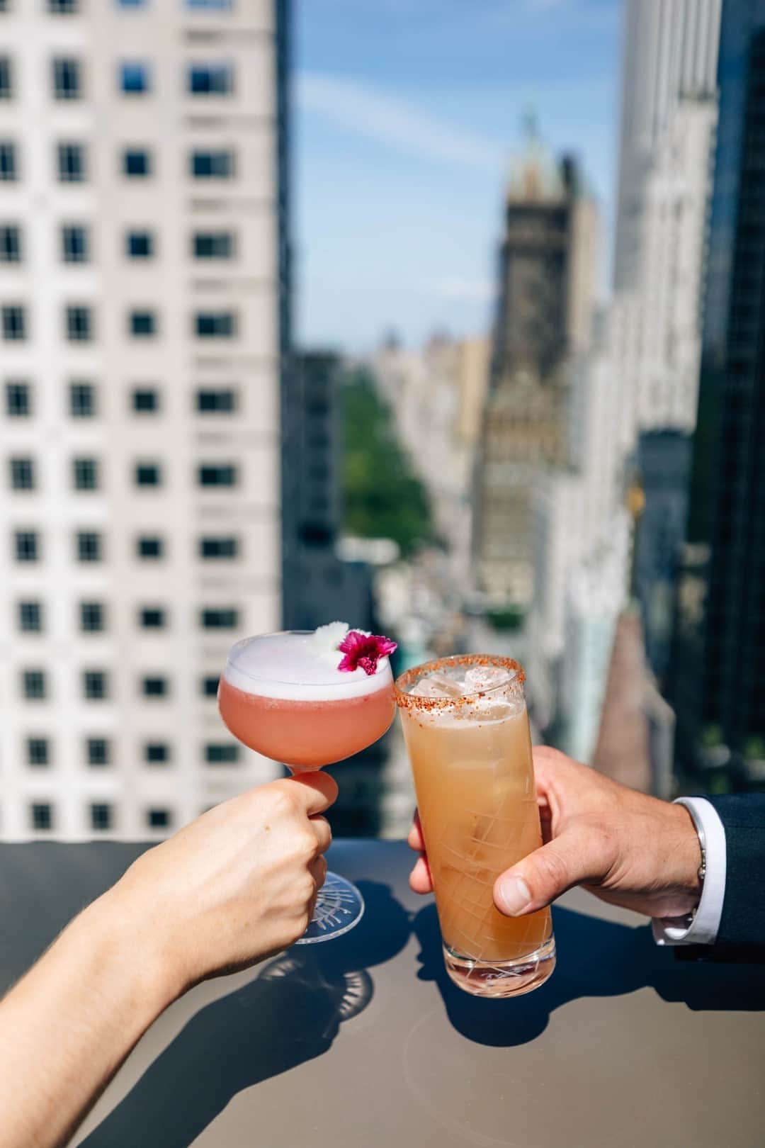 The Peninsula New Yorkのインスタグラム：「Here's to making every New York minute count.   #thepeninsulanewyork #summersolstice #firstdayofsummer #nycsummer #nycrooftops」