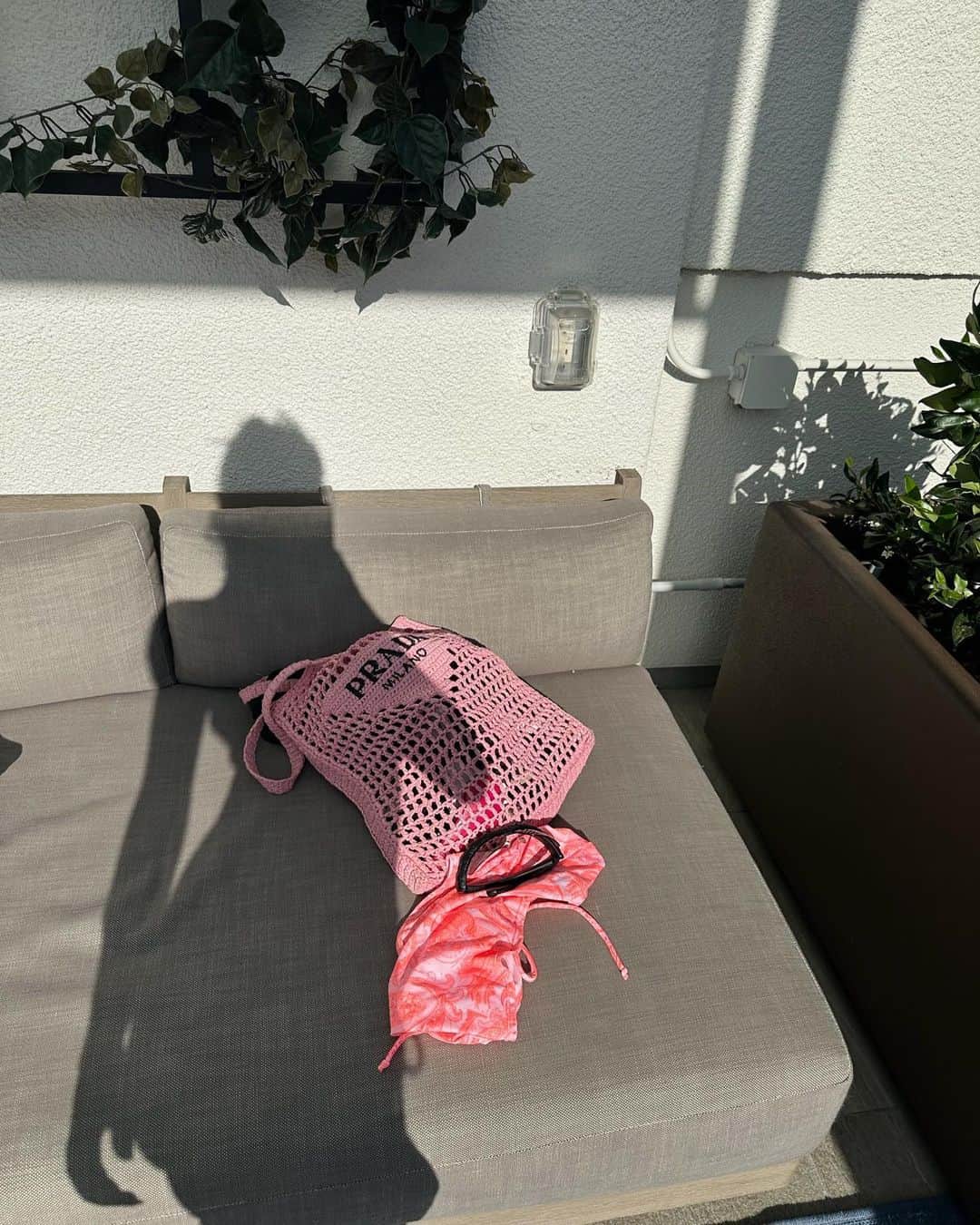 Isis Valverdeさんのインスタグラム写真 - (Isis ValverdeInstagram)「Sunny day ☀️ #pinkwednesday」6月22日 0時02分 - isisvalverde