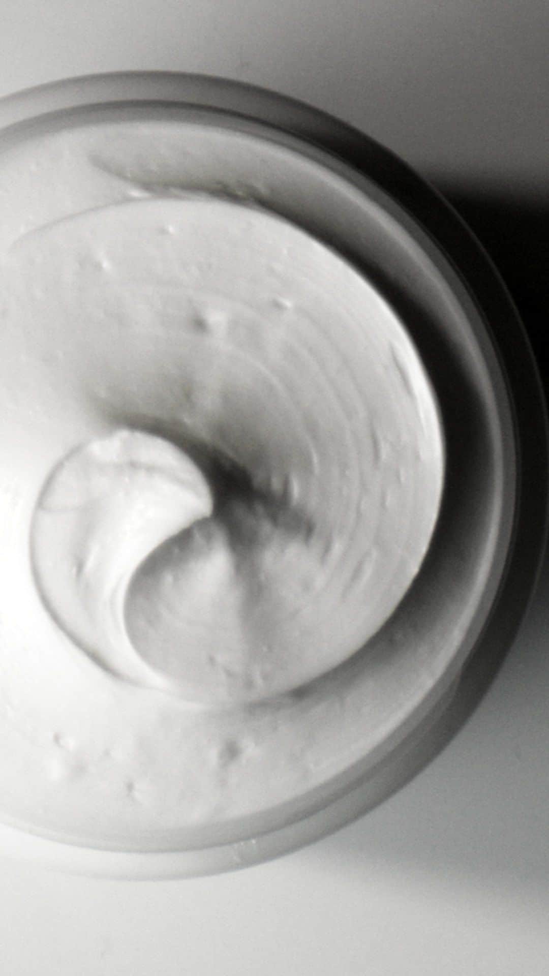 ドゥラメールのインスタグラム：「It could only be Crème.   Pack your mini or go for the full size of our original, iconic moisturizer to heal dryness and energize repair. All powered by youth-renewing Miracle Broth™.  What do you adore about this essential skincare wonder? #LaMer #LaMerSkincare #CremedeLaMer」