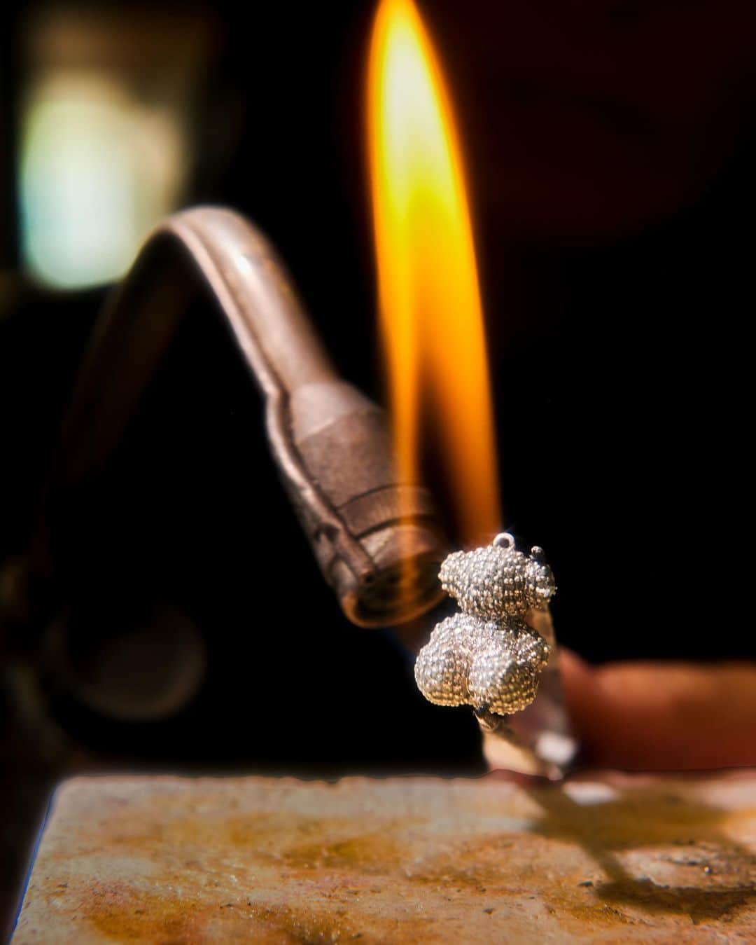 トウスのインスタグラム：「Behind the lines  The iconic curved lines of our bold bear have been crafted by the hands of our artisans. Hands that have lines and marks of years crafting and perfecting jewels. Hands that have crafted not only jewels, but also the history of TOUS. More than 100 years of history translated into unique and meaningful pieces.  #BehindTheLines #TOUS」