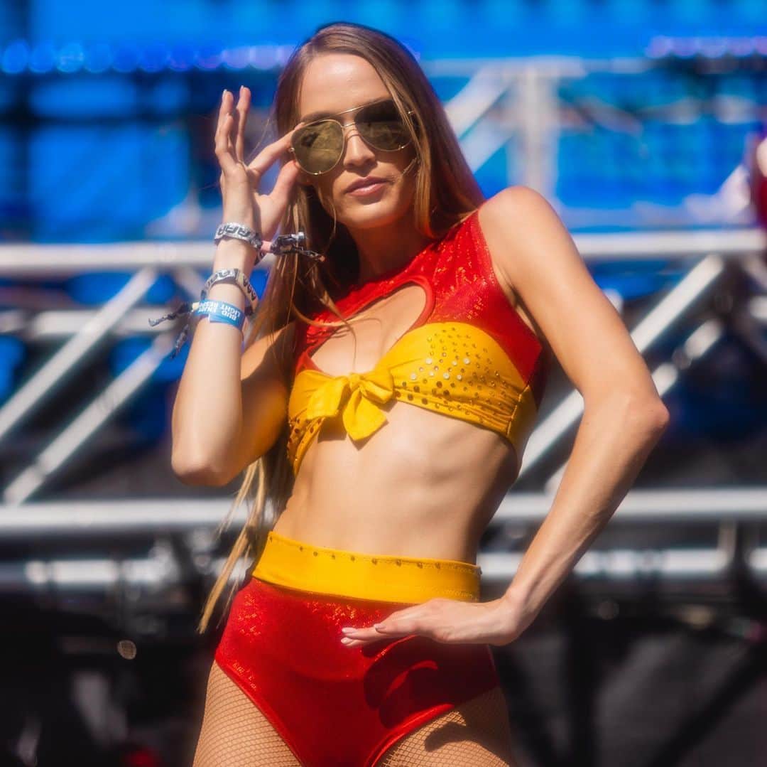 のインスタグラム：「Summer starts in Spain 🇪🇸   Catch us soaking up the summer Sun in Costa Del Sol for @ultrabeachspain 🙌  #ultrabeach #spain #ultraangels #costadelsol」