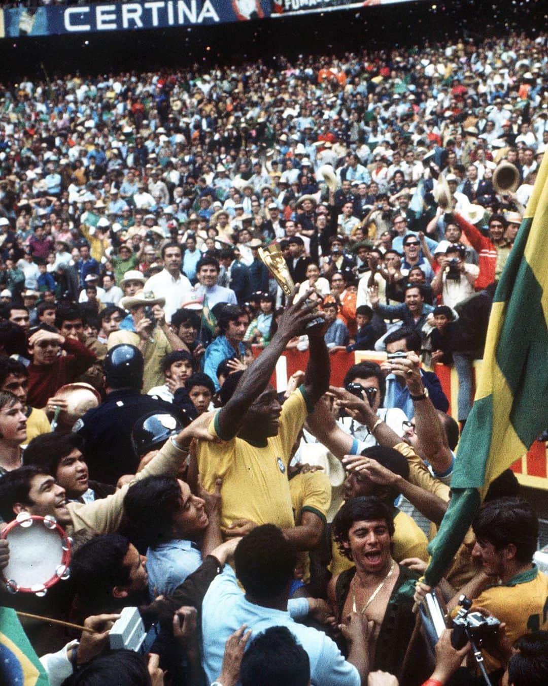 FIFAワールドカップさんのインスタグラム写真 - (FIFAワールドカップInstagram)「🇧🇷 Iconic.  #OTD in 1970 🏆🏆🏆」6月22日 0時08分 - fifaworldcup
