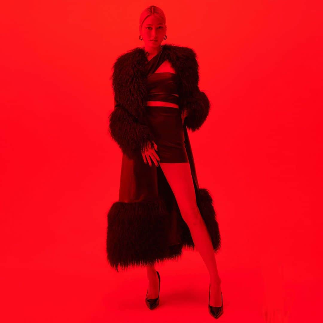 ジトロワのインスタグラム：「SUPERSTAR | featuring our ‘MINA’ coat, ‘BANDEAU’ top and ‘SOLO’ skirt from our women collection.  #Jitrois Thanks @po___et」