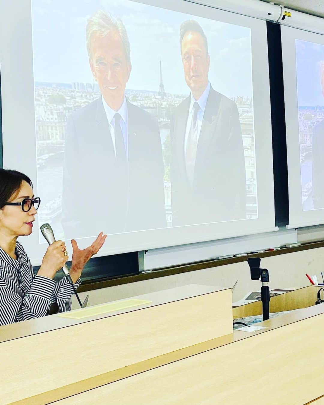 田中杏子さんのインスタグラム写真 - (田中杏子Instagram)「3回目となる今年度のSFC春学期開講「建築・メディア論」の特別ゲスト講師として呼ばれて、「ラグジュアリーファッションと建築」について講義させていただきました。  ここのところ、我が国の未来を思い心痛しておりましたが、学生たちと関わる機会で、まだまだ踏ん張れるなと実感。触発され、元気をもらってます😭　  １枚目は創立者、福沢諭吉氏の銅像の前で。  ２枚目は、WWDにて発信されていた世界の長者番付第1位のLVMHのベルナール・アルノー氏と、第2位TESLAのイーロン・マスク氏が、LVMHが手掛けるホテル、シュヴァル・ブランにて会食を共にしたという内容を紹介している記事から引用した写真です。  #akotanaka」6月22日 0時12分 - akoakotanaka