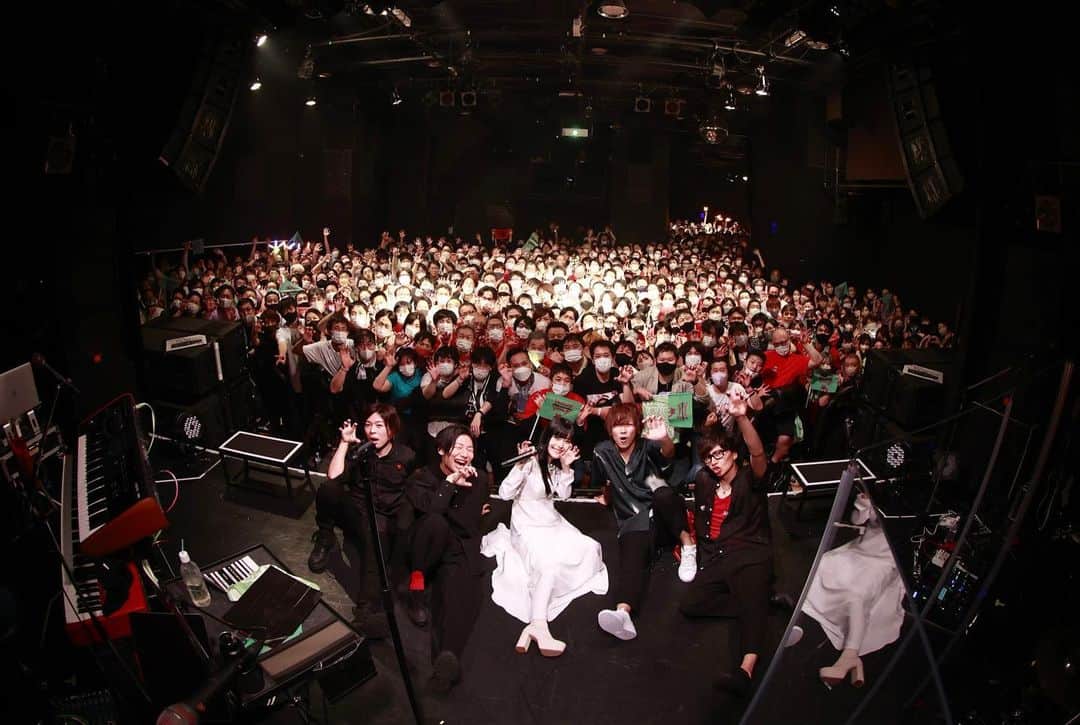 のインスタグラム：「「ASCA LIVE 2023 No Voice, No Live」@ 代官山UNIT  3年半ぶりの声出し解禁ライブ  ありがとう  君が信じ続けてくれた私だから これからも歌い続けるよ  ASCA第2章の幕開け、着いてきて🚩  バンマス&キーボード 重永亮介 ギター Saku ベース okamu. ドラム 関口孝夫  #ASCA_NVNL  フォトグラファー 草刈雅之」