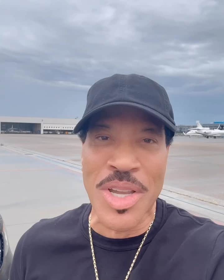 ライオネル・リッチーのインスタグラム：「Birthday bliss! Your heartfelt messages have touched my soul and made me feel incredibly special. Thank you, everyone! 🥳🎈🙏🎂 - Wiesbaden, Germany I’m coming your way! see you tonight 💥」