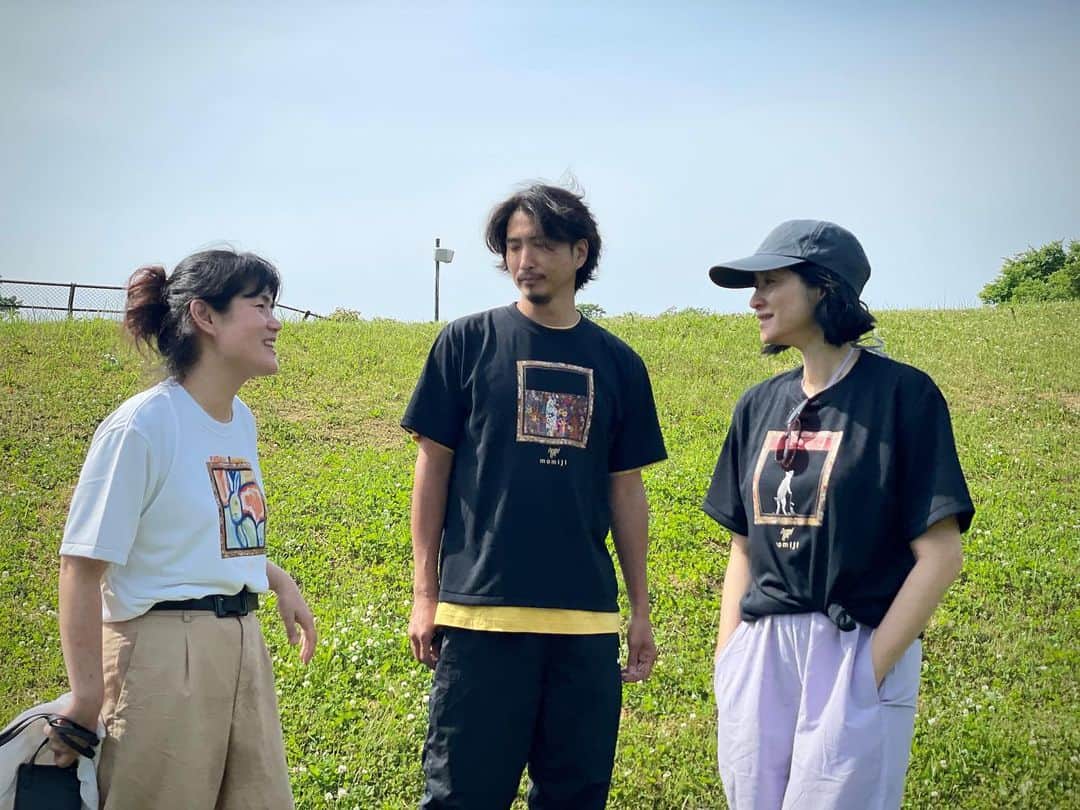 のインスタグラム：「ロケの合間に。 ヘアメイクの @nobu_happs  スタイリストの @kadowakijunco と。  着用しているのは、 6/28まで銀座和光本店4階メンズフロアにて開催中の 「momiji Artist collection」のTシャツです。  沢山のartistの作品と、生地を選んで頂いてその場でプリントしていきます。 お近くに寄られたら是非、ご覧ください。 #momiji #artistcollection  #ginza #wako #kenichimatsuyama  #koyuki」