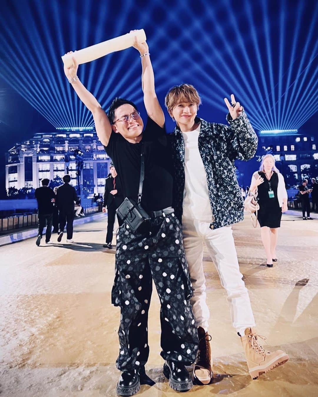 広海・深海のインスタグラム：「ごめんなさい。 きちんと写ってる写真がこれくらいなので😂仕事なのに死ぬほど楽しそうな写真😂  今回のParis出張も 夢のようなひと時でした。  ショーの素晴らしい仕上がり、素晴らしいお洋服やバッグはもちろんですが  お呼びしてるゲストの皆さんに対しての気配りやおもてなし 本当に素晴らしい　 文字通り世界一のブランドだと思ったし ラグジュアリーの真髄ってそう言うところなんだと本当に勉強になりました。  素晴らしい機会を 本当にありがとうございました😊  そして関係各位の皆様本当にお疲れ様でした。  @louisvuitton   @nissy_nissystaff  今回も壮絶弾丸パリにお付き合いいただき感謝😋楽しい旅行のような出張になりました😂」