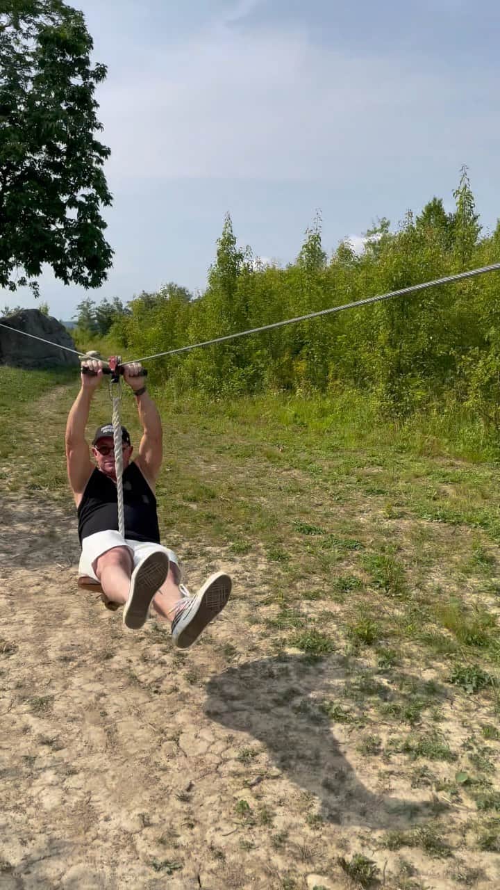 ガブリエル・アンウォーのインスタグラム：「Zipping around the Hudson Valley with @shareefmalnik」