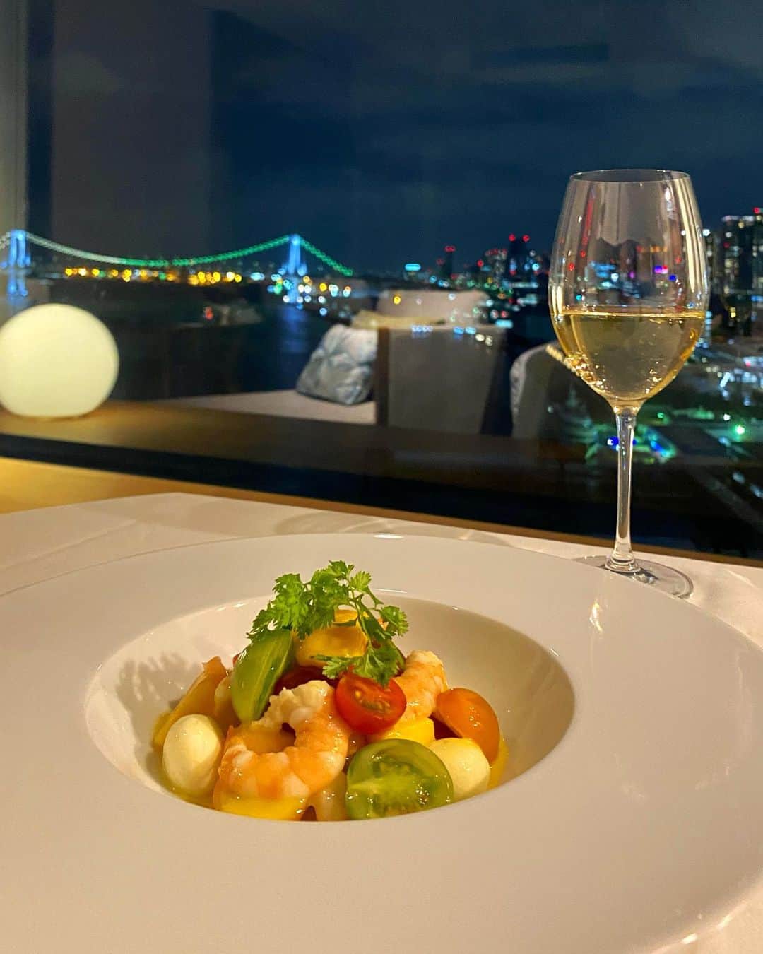 InterContinental Tokyo Bayさんのインスタグラム写真 - (InterContinental Tokyo BayInstagram)「. インルームダイニングでは、夏のおすすめメニューとして、マンゴーとカラフルトマトのカプレーゼをご用意しております🍅🥭  イタリアンの定番の丸いモッツアレラチーズ、トマトや海老、マンゴーなど一口サイズにカッティングし、サラダ仕立てにし、マンゴーとバジルで作った特製ソースを添えました🥗  ぜひ、水辺の夜景をご覧いただきながら、白ワインとともにお楽しみください🍾  #夏のおすすめ #マンゴー #カプレーゼ#サラダ #トマト #白ワイン #モッツァレラチーズ  #ホテルインターコンチネンタル東京ベイ #intercontinental #intercontinentallife #インターコンチネンタル東京ベイ  #ルームサービス #高層階 #浜松町 #眺めの良い部屋  #フォトジェニック #レインボーブリッジ #オーシャンビュー #ホテル #高層ビル群　 #InterContinentalTokyobay #hotel #inroomdining」6月22日 0時26分 - intercontitokyobay