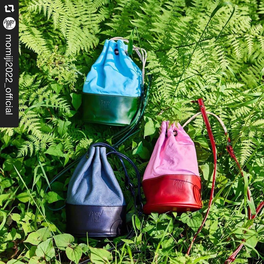 のインスタグラム：「#repost @momiji2022_official   6/15〜6/28 momiji Artist collection 銀座和光本店4階メンズフロアにて 販売中です。  . 巾着バッグ  BEAUDESSIN(ボーデッサン) とのコラボレーション  40年の歴史を持つ BEAUDESSINの職人による  鹿革×牛革の巾着バッグ。  裏地には各色で違うアーティストのアートがプリントされています。  グレー×ブラック eri / silent letter  @silentletter_eri   ピンク×レッド 佐々木卓也 @sasakitakuya1975   ブルー×グリーン 東美名子 https://www.facebook.com/mina.higashiminako  です。  巾着バッグの中身も覗きに来てみてください。  よろしくお願い申し上げます。  BEAUDESSIN URL    boheme-plus-beaudessin.com  @bohemeplusbeaudessin  サンプル画像の為、 一部デザインに変更があります。  撮影: TOGAVISION  #アート #art #アーティスト #artist #革製品 #巾着 #バッグ #BEAUDESSIN #コラボ #グレー #ブラック #ピンク #レッド #ブルー #グリーン #鹿革 #牛革 #革 #銀座 #ginza #和光 #イベント #brother #tokio_hat #松山ケンイチ #KenichiMatsuyama #koyuki #小雪  #momiji」