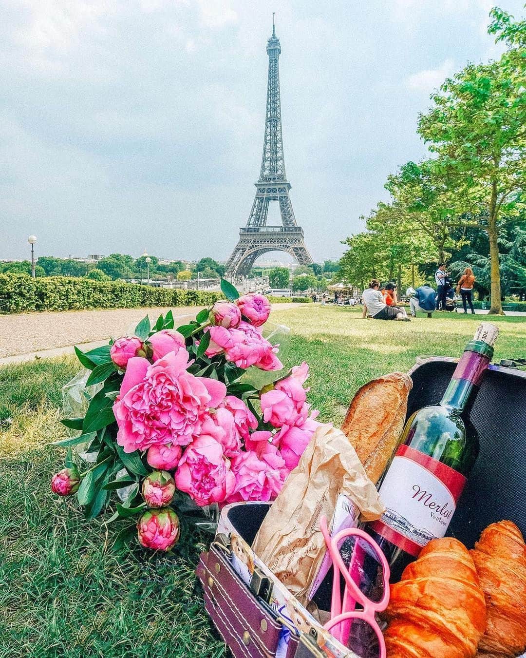 Izkizさんのインスタグラム写真 - (IzkizInstagram)「Paris is always a good idea 😍🥂 What’s your favourite city?   #paris #france」6月22日 0時30分 - izkiz