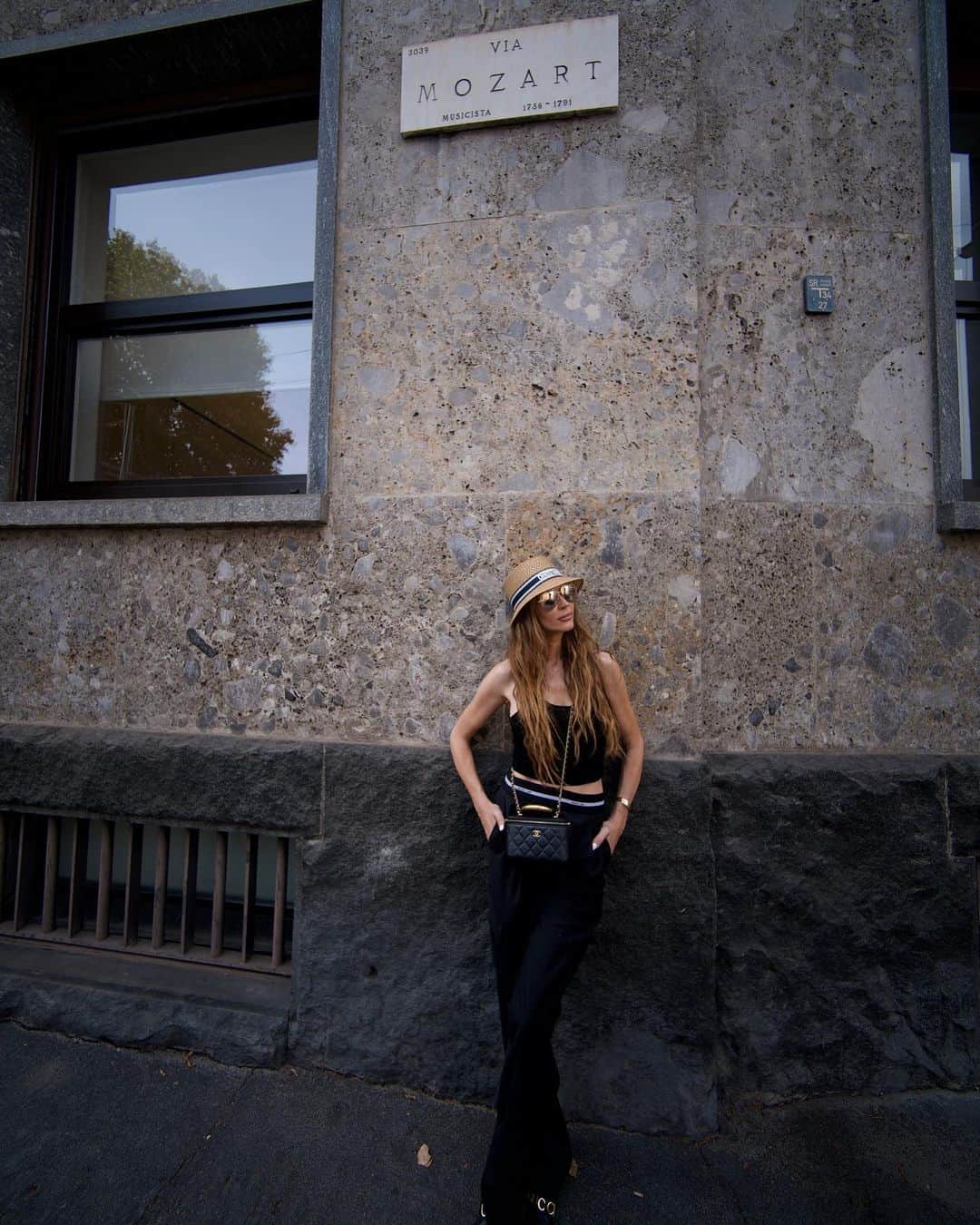 ニッキー・シックスさんのインスタグラム写真 - (ニッキー・シックスInstagram)「Saw this hot chick waiting outside Mozart’s crib today. 🇮🇹」6月22日 0時32分 - nikkisixxpixx