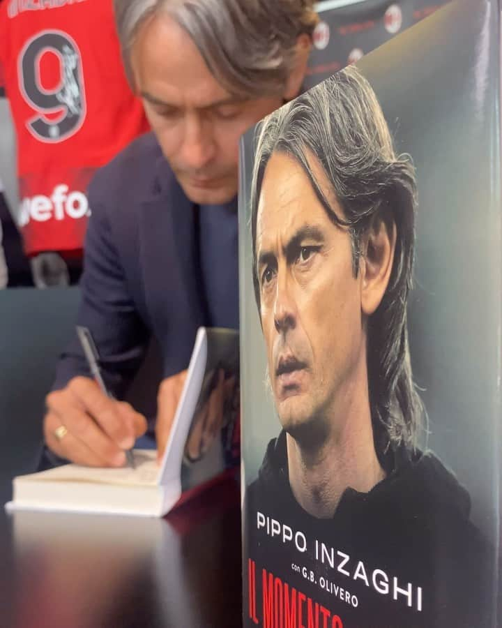 フィリッポ・インザーギのインスタグラム：「“Questo libro è un regalo per i miei figli, Edoardo ed Emilia, per i miei tifosi, per tutta la gente che mi vuole bene e ha sempre trovato il modo di dimostrarmelo. In passato avevo già pensato di raccontare la mia storia, ma ogni volta avevo rinviato. Aspettavo il momento giusto. Eccolo”  Grazie Milano per tutto l’affetto che ho ricevuto ❤」