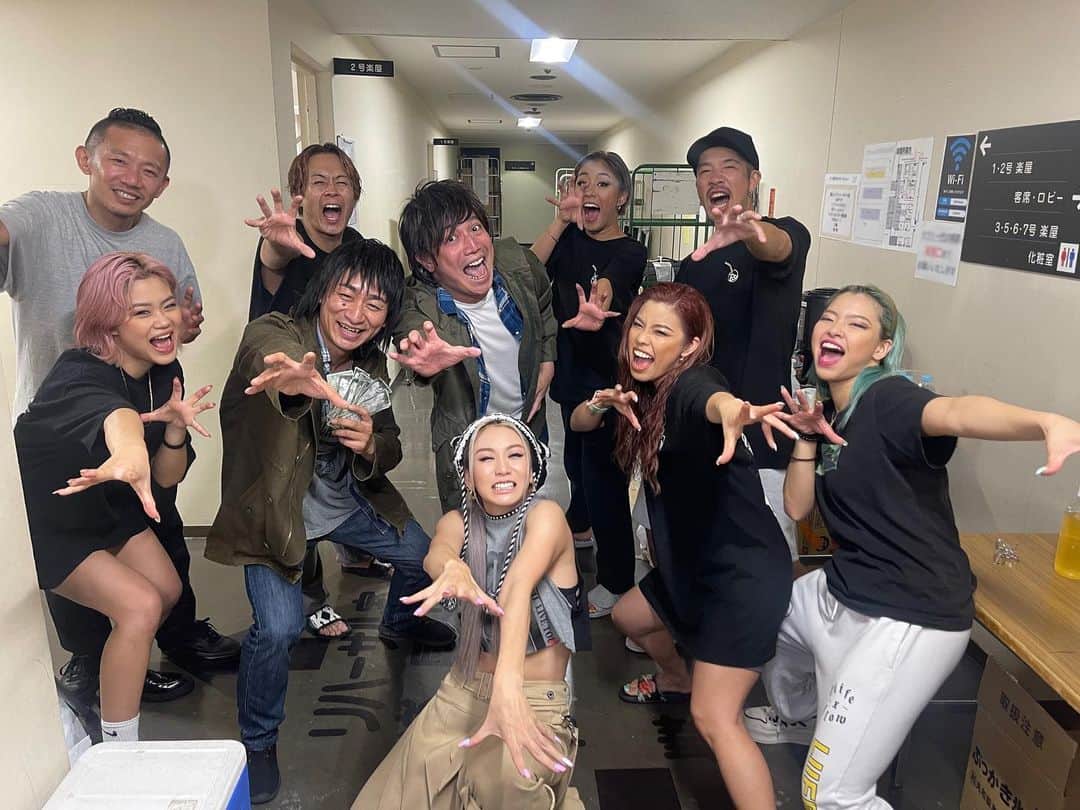倖田來未のインスタグラム：「. 水曜になりまして。 あ、日にち跨いでもう、木曜か。 すいません、やっと、頭が回り出しまして、土曜日のライブ写真！！今頃！すいません！ ⁡ またもや、みーものサプライズ差し入れ！！ なんと、布袋さんと猪木さんが来てくれはりました！笑笑 こちらは、ものまね芸人のGたかしさんとペレ草田さん笑笑 ⁡ ほんまに、わざわざすいませーーーん！！！😭 栃木公演からの大笑い！！ ⁡ 近所ってことで久々に、山ほどのチャーシュー持ってMr.BlistahやダンサーのSHOWKOやHALUKAも来てくれたよー 話が止まらんやつでした！！ ⁡ #KODATOUR23 #kodakumi #倖田來未」