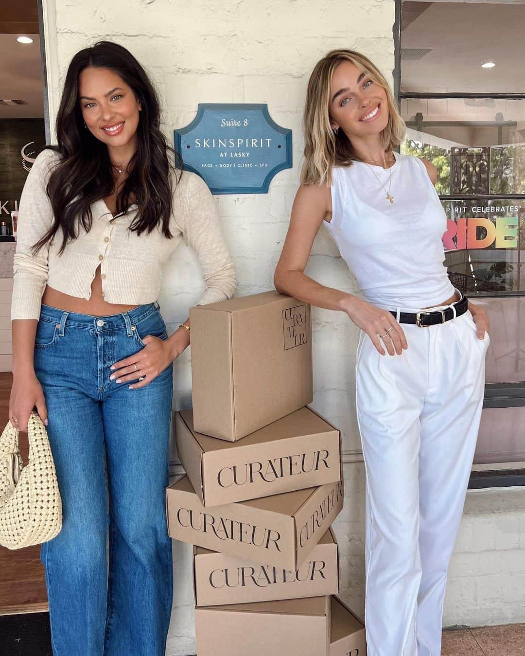 Elizabeth Turnerのインスタグラム：「The older (and wiser) I get the more I realize how important two things are: strong female friendships AND GOOD SKIN CARE!!!! Yesterday I hosted the cutest event with my skincare guru @naturalbyneens , @curateur , and my besties! What a privilege to get to learn about skin care with the best crew! @skinspirit」