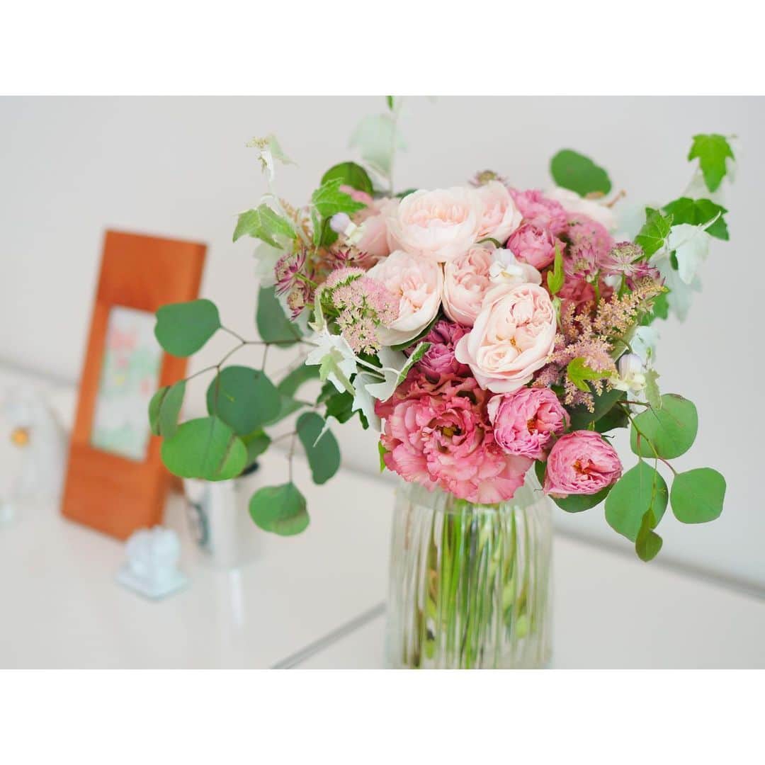 石井美保さんのインスタグラム写真 - (石井美保Instagram)「美的•美的GRANDの方々からお誕生日のお花を頂きました。大人っぽいピンクにしましたよ💗って。温かいお気遣いありがとうございました。」6月22日 0時42分 - miho_ishii