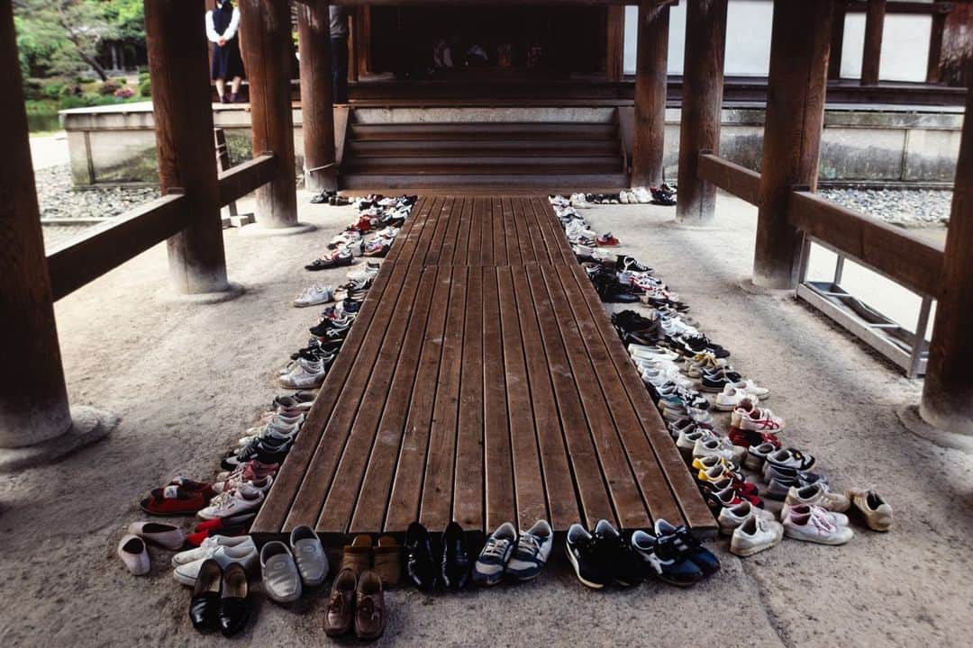 Michael Yamashitaさんのインスタグラム写真 - (Michael YamashitaInstagram)「Shoe etiquette: Japanese take their social customs very seriously and there are some basic rules that everyone is supposed to follow. Among these is the removal of shoes before going inside a home, business, temple -- Cleanliness is the major reason for this custom, and it also is a sign of respect. But  the custom involves a bit more than just shedding shoes. Many places have a special spot inside the door that is reserved for shoe removal -- the genkan is a step-down area where shoes can be left, always pointing toward the door. Stocking-feet should not land on the genkan, but on the step up, where they can be eased into waiting slippers. When leaving, slippers are returned facing in the same place and direction they were found. All that is easy enough, but there are finer points to consider once inside -- slippers come off when walking on tatami mats and another set of slippers is used for visiting the bathroom. Bare feet are discouraged.  #japan #japanesestyle #japanlife #japaneseculture」6月22日 0時46分 - yamashitaphoto