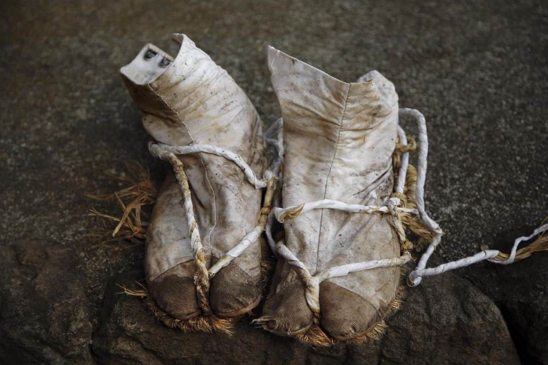 Michael Yamashitaさんのインスタグラム写真 - (Michael YamashitaInstagram)「Shoe etiquette: Japanese take their social customs very seriously and there are some basic rules that everyone is supposed to follow. Among these is the removal of shoes before going inside a home, business, temple -- Cleanliness is the major reason for this custom, and it also is a sign of respect. But  the custom involves a bit more than just shedding shoes. Many places have a special spot inside the door that is reserved for shoe removal -- the genkan is a step-down area where shoes can be left, always pointing toward the door. Stocking-feet should not land on the genkan, but on the step up, where they can be eased into waiting slippers. When leaving, slippers are returned facing in the same place and direction they were found. All that is easy enough, but there are finer points to consider once inside -- slippers come off when walking on tatami mats and another set of slippers is used for visiting the bathroom. Bare feet are discouraged.  #japan #japanesestyle #japanlife #japaneseculture」6月22日 0時46分 - yamashitaphoto