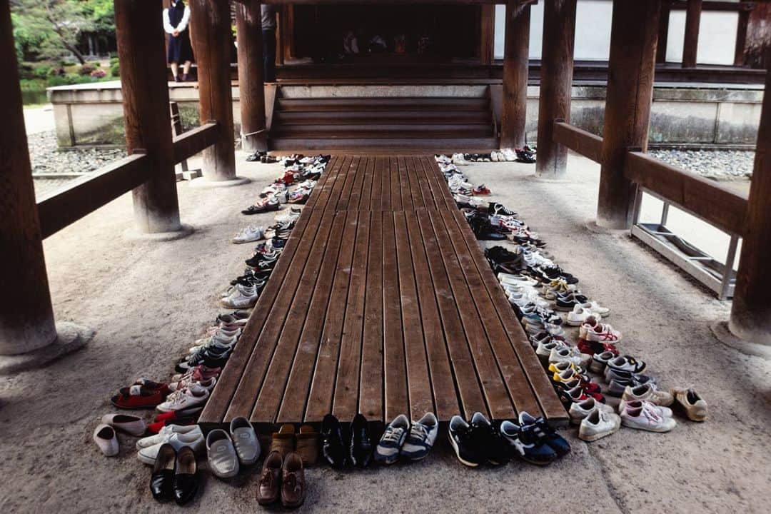 Michael Yamashitaのインスタグラム：「Shoe etiquette: Japanese take their social customs very seriously and there are some basic rules that everyone is supposed to follow. Among these is the removal of shoes before going inside a home, business, temple -- Cleanliness is the major reason for this custom, and it also is a sign of respect. But  the custom involves a bit more than just shedding shoes. Many places have a special spot inside the door that is reserved for shoe removal -- the genkan is a step-down area where shoes can be left, always pointing toward the door. Stocking-feet should not land on the genkan, but on the step up, where they can be eased into waiting slippers. When leaving, slippers are returned facing in the same place and direction they were found. All that is easy enough, but there are finer points to consider once inside -- slippers come off when walking on tatami mats and another set of slippers is used for visiting the bathroom. Bare feet are discouraged.  #japan #japanesestyle #japanlife #japaneseculture」