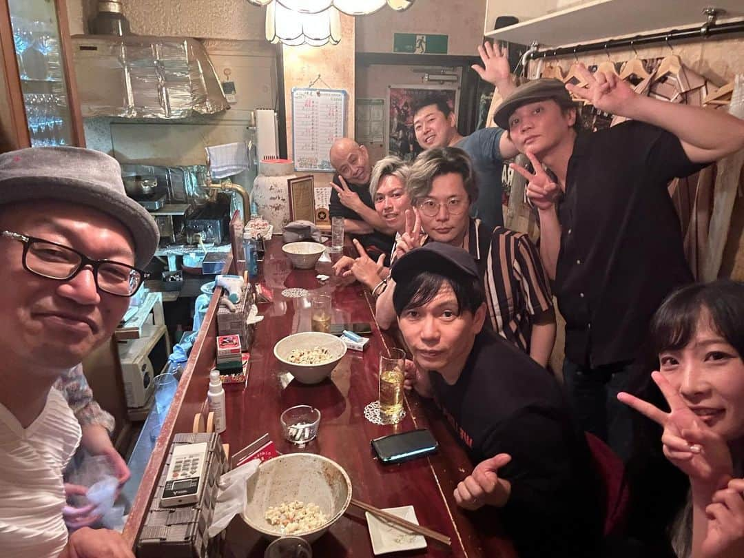 島津健太郎さんのインスタグラム写真 - (島津健太郎Instagram)「あらためてお越しくださった方々、お祝いしてくれた方々、本当にありがとうございました🥰  『もうこはん飲み放題イベント』として急遽当日に告知や連絡したのに『誕生日でしょ！おめでとう㊗️』って言われてとても嬉しかったです☺️  今回のイベントはもうこはんを手伝ってくれてるまほちゃんの一言から始まりました。6/9の夕方 『島津さん、11日誕生日でしょ？お店きますよね⁉︎』  ん〜、、、今関わってる仕事で朝から慣れない事務作業をやりながら、本来なら仕事で地方に行ってるはずやったけどリスケ(スケジュール変更)になったし、、、でもこれやり切らないと…などと悩む事5時間半30分…🧐  『じゃあ今日から3日間飲み放題イベントやろう！』と返信したのが15時💦 そこからSNS告知とLINE送りまくったりしながらも『急遽やし、なかなか人来ないだろうなぁ。まぁでも最近全く店に行けてないから良いか』と相変わらずの計画性の無さで始まりました😅  蓋を開けてみれば沢山の方々にお越しいただき、本当に嬉しかったです！ 11日当日はまほちゃんがケーキまで買ってきてくれてめっちゃ嬉しかった！ありがとう😋  写真には写ってない方々もたくさんいらっしゃいますが、先輩後輩、久しぶりの方、初めて会う方など沢山の方に来て頂き『ホンマ人に助けてもらって生きてるなぁ』と実感し感謝しています✨  これからも出来る事をコツコツと前のめりに頑張りますので皆様、どうぞ叱咤激励宜しくお願いいたします🥰 ありがとうございました🎉」6月22日 0時46分 - k_super_xtreme