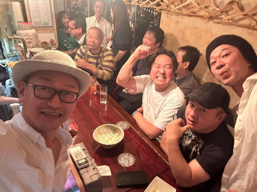 島津健太郎さんのインスタグラム写真 - (島津健太郎Instagram)「あらためてお越しくださった方々、お祝いしてくれた方々、本当にありがとうございました🥰  『もうこはん飲み放題イベント』として急遽当日に告知や連絡したのに『誕生日でしょ！おめでとう㊗️』って言われてとても嬉しかったです☺️  今回のイベントはもうこはんを手伝ってくれてるまほちゃんの一言から始まりました。6/9の夕方 『島津さん、11日誕生日でしょ？お店きますよね⁉︎』  ん〜、、、今関わってる仕事で朝から慣れない事務作業をやりながら、本来なら仕事で地方に行ってるはずやったけどリスケ(スケジュール変更)になったし、、、でもこれやり切らないと…などと悩む事5時間半30分…🧐  『じゃあ今日から3日間飲み放題イベントやろう！』と返信したのが15時💦 そこからSNS告知とLINE送りまくったりしながらも『急遽やし、なかなか人来ないだろうなぁ。まぁでも最近全く店に行けてないから良いか』と相変わらずの計画性の無さで始まりました😅  蓋を開けてみれば沢山の方々にお越しいただき、本当に嬉しかったです！ 11日当日はまほちゃんがケーキまで買ってきてくれてめっちゃ嬉しかった！ありがとう😋  写真には写ってない方々もたくさんいらっしゃいますが、先輩後輩、久しぶりの方、初めて会う方など沢山の方に来て頂き『ホンマ人に助けてもらって生きてるなぁ』と実感し感謝しています✨  これからも出来る事をコツコツと前のめりに頑張りますので皆様、どうぞ叱咤激励宜しくお願いいたします🥰 ありがとうございました🎉」6月22日 0時46分 - k_super_xtreme