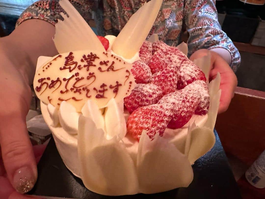 のインスタグラム：「あらためてお越しくださった方々、お祝いしてくれた方々、本当にありがとうございました🥰  『もうこはん飲み放題イベント』として急遽当日に告知や連絡したのに『誕生日でしょ！おめでとう㊗️』って言われてとても嬉しかったです☺️  今回のイベントはもうこはんを手伝ってくれてるまほちゃんの一言から始まりました。6/9の夕方 『島津さん、11日誕生日でしょ？お店きますよね⁉︎』  ん〜、、、今関わってる仕事で朝から慣れない事務作業をやりながら、本来なら仕事で地方に行ってるはずやったけどリスケ(スケジュール変更)になったし、、、でもこれやり切らないと…などと悩む事5時間半30分…🧐  『じゃあ今日から3日間飲み放題イベントやろう！』と返信したのが15時💦 そこからSNS告知とLINE送りまくったりしながらも『急遽やし、なかなか人来ないだろうなぁ。まぁでも最近全く店に行けてないから良いか』と相変わらずの計画性の無さで始まりました😅  蓋を開けてみれば沢山の方々にお越しいただき、本当に嬉しかったです！ 11日当日はまほちゃんがケーキまで買ってきてくれてめっちゃ嬉しかった！ありがとう😋  写真には写ってない方々もたくさんいらっしゃいますが、先輩後輩、久しぶりの方、初めて会う方など沢山の方に来て頂き『ホンマ人に助けてもらって生きてるなぁ』と実感し感謝しています✨  これからも出来る事をコツコツと前のめりに頑張りますので皆様、どうぞ叱咤激励宜しくお願いいたします🥰 ありがとうございました🎉」