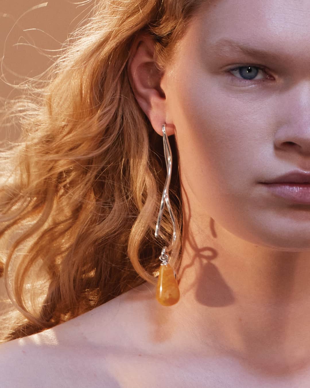 フィリッパコーのインスタグラム：「For the Spring/Summer 2024 jewellery range, Filippa K has collaborated with Skåne-based @ravbysweden, a brand that specialises in handcrafted pieces featuring unique amber stones that have washed up on the shores of southern Sweden, after being shaped by nature over millions of years. These stones have been incorporated into necklaces, earrings, belly-chains and arm cuffs for SS24.   Photographed by @thomasjansson2 Styled by @ondineazoulay Make-up by @_georginagraham_ Hair by @ramoneyluv Set Design by @florinemilie  Models @daimyvanbetuw_ @chunjincj」