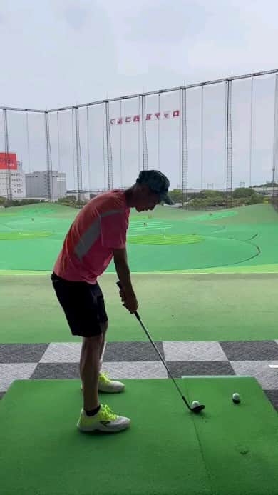 宇野けんたろうのインスタグラム：「みんな！！どこがダメか教えて下さい！！ マラソンとは違うスポーツのゴルフ。 難しい！下手くそだぜ！ちくしょう！！  ちなみに @itoix_official ソックスはゴルフでも使いやすい！！！しっかり地面を掴んでくれる。オススメだ。  #ゴルフ  #ロッテ葛西  #東京中央建物  #イトイエックス」
