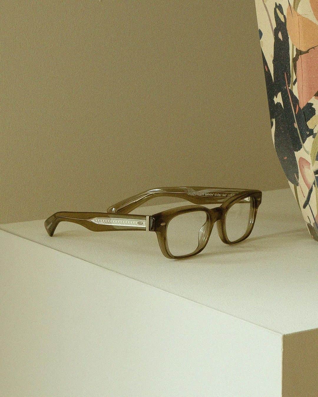 オリバーピープルズのインスタグラム：「Latimore in detail. Defined by its bold aesthetic, Latimore presents a rectangular silhouette. A gilded filigree pattern inspired by motifs found on collectible books from the 1960s is visible on the temples.」