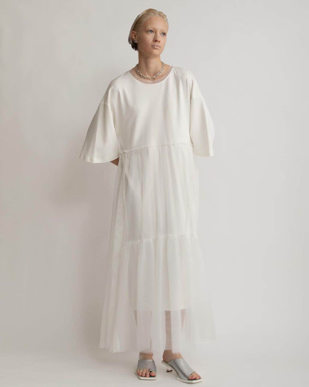 AULA AILAのインスタグラム：「【2023 HIGH SUMMER COLLECTION】  TULLE COMBINATION ONE PIECE COLOR OFF WHITE SIZE 0 ¥26,400  コットンのTシャツワンピースに、チュール、オーガンジー、メッシュのコンビネーションスカートがドッキングされたワンピース。 ラフな印象の5分袖のビッグシルエットのTシャツと、フェミニンなシアー素材のティアードスカートで、ミックスされたニュアンスが素敵なアイテム。  襟ぐりもシアー感のあるチュールで、ワンピースがシアースカートよりも短いので、歩くと透けてエアリーな印象。  ✔️AULA AILA OFFICIAL WEB STOREにて HIGH SUMMER COLLECTIONアイテム展開中！」