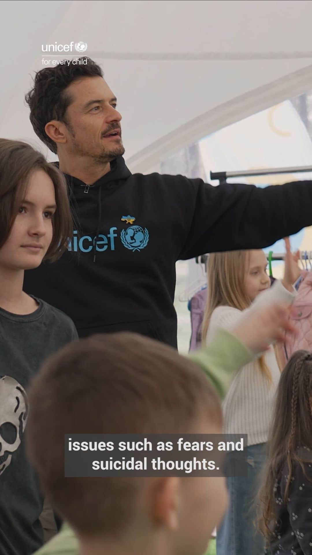 オーランド・ブルームのインスタグラム：「As the war rages on in Ukraine, supporting children’s mental health has become increasingly critical.  Our Goodwill Ambassador @orlandobloom, recently met with families who are receiving essential care to help them with their distress and fear.  Every child has a right to be safe, protected and supported.  Visit UNICEF’s Parenting Hub to access expert advice on supporting your family. Link in bio.  #OnMyMind」