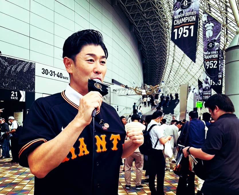 高橋大輔さんのインスタグラム写真 - (高橋大輔Instagram)「交流戦が終わりました〜  ジャイアンツ、残念ながら9年振りの交流戦優勝とはなりませんでしたが  3度のサヨナラ勝ちや劇的逆転など 短いようで長い18試合の中で熱い野球を観せてくれました！  交流戦で出来た貯金&上昇気流をリーグ戦に繋げてほしいですね😊  マスコット交流で来てくれたクラッチーナ🎵  ファンの皆さんにお配りしたパペットキャップ  交流戦後半レジェンズシート解説 村田真一さん、宮本和知さん、槙原寛己さん、前田幸長さん⚾️  連日多くのファンの皆さんに東京ドームにご来場いただきました🏟️  ありがとうございました✨  ファンの皆さんの熱気がゲームの空気を動かす場面を何度も目の当たりにした今年の交流戦でした。  そして、久しぶりに多くのファンの皆さんと時間を共有できた今年の交流戦は私にとって特別な時間になりました。  次戦のジャイアンツ主催試合は久々の東北シリーズ！  ご来場、お待ちしております🎵  #読売ジャイアンツ #ジャイアンツ #交流戦 #東京ドーム #レジェンズシート #クラッチーナ #村田真一さん #宮本和知さん #槙原寛己さん #前田幸長さん #ジャビット #スタジアムmc #髙橋大輔 #高橋大輔」6月22日 1時07分 - daisuke_72