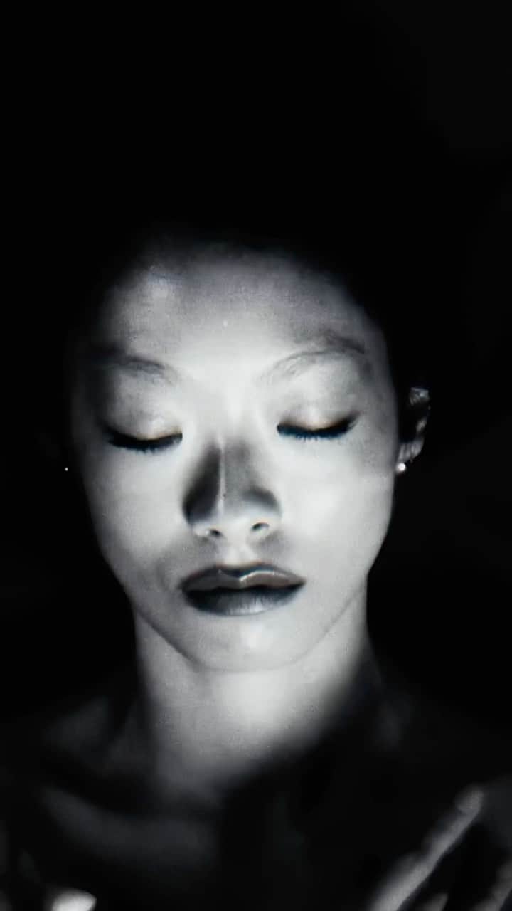 のインスタグラム：「‘Imagining’ the Reloaded visualizer is out now 🤍 I loved creating these visuals with @amylouisebowerman and @crystallinestructures for the hold the girl: reloaded tour !!」