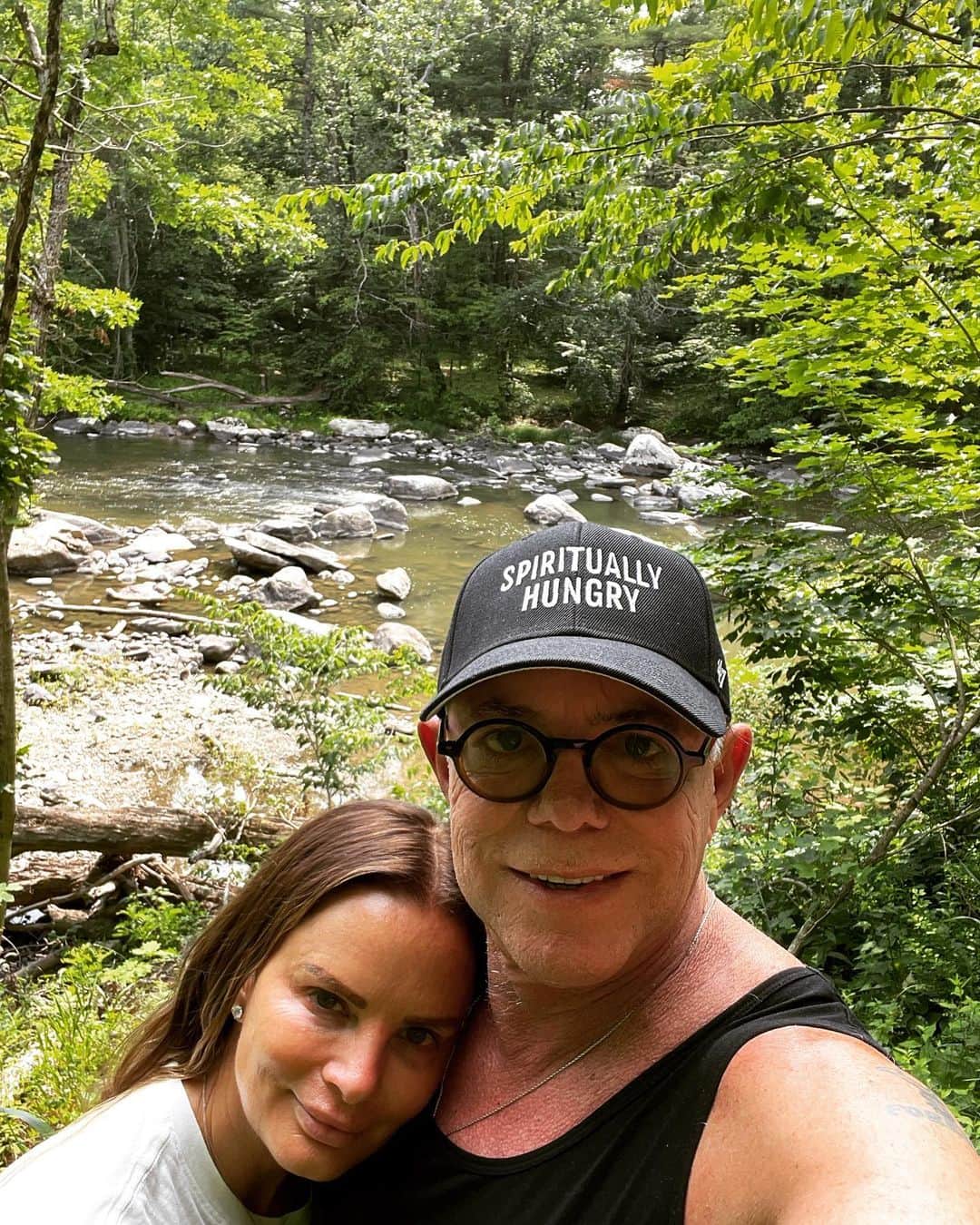 ガブリエル・アンウォーのインスタグラム：「Hiking with @shareefmalnik」