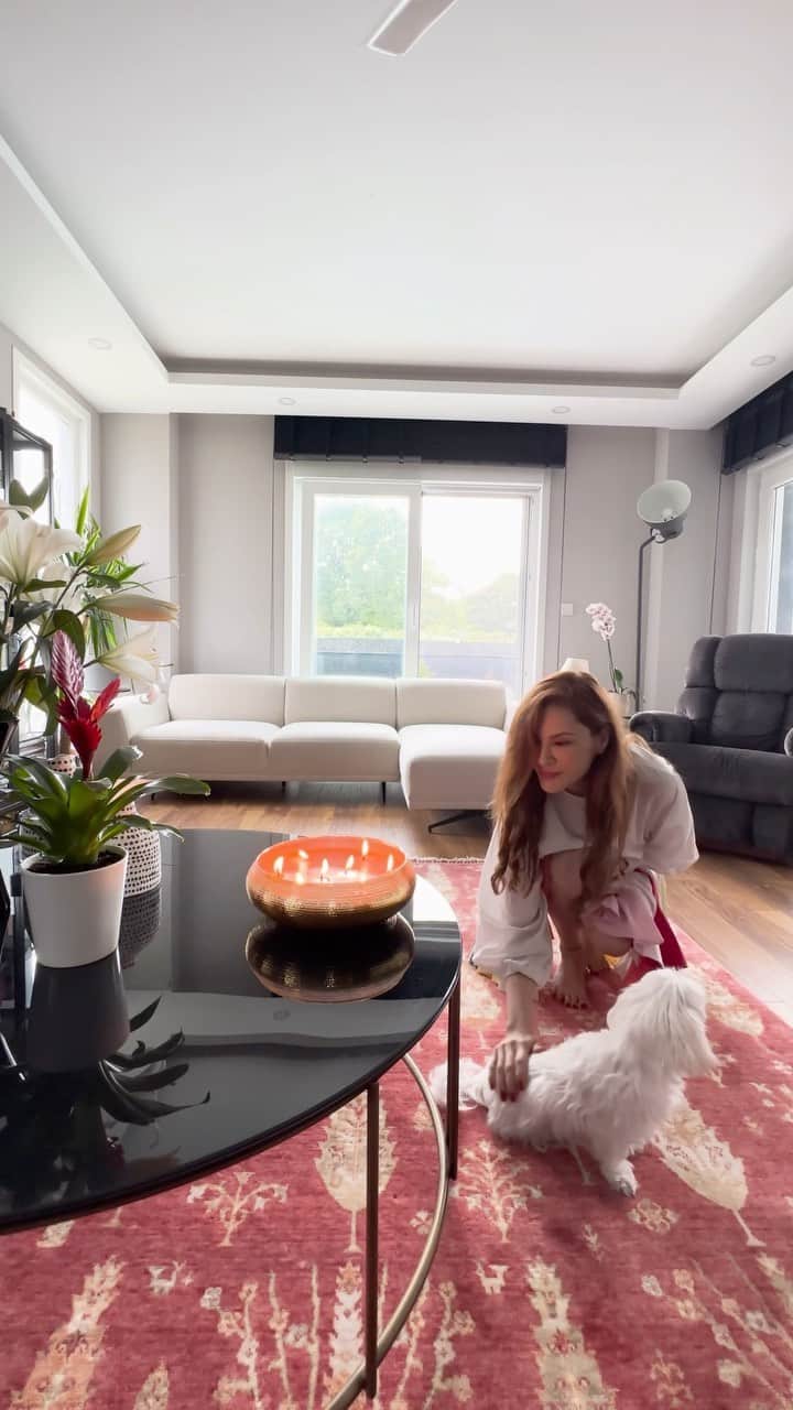 Mine Tugayのインスタグラム：「Benim gibi teknoloji sevenler için #Empera yeni bir Evinde Gör özelliğini çıkarmış! 🥰  Halıların evinizde nasıl duracağını evinizin konforunda deneyimleyebilir ve  tarzınıza en uygun halıyı “Evinde Gör” özelliğini kullanarak rahatça satın alabilirsiniz.🤗 Tüm modelleri incelemek için Empera web sitesini ziyaret etmeyi unutmayın.🫶  #işbirliği @empera」