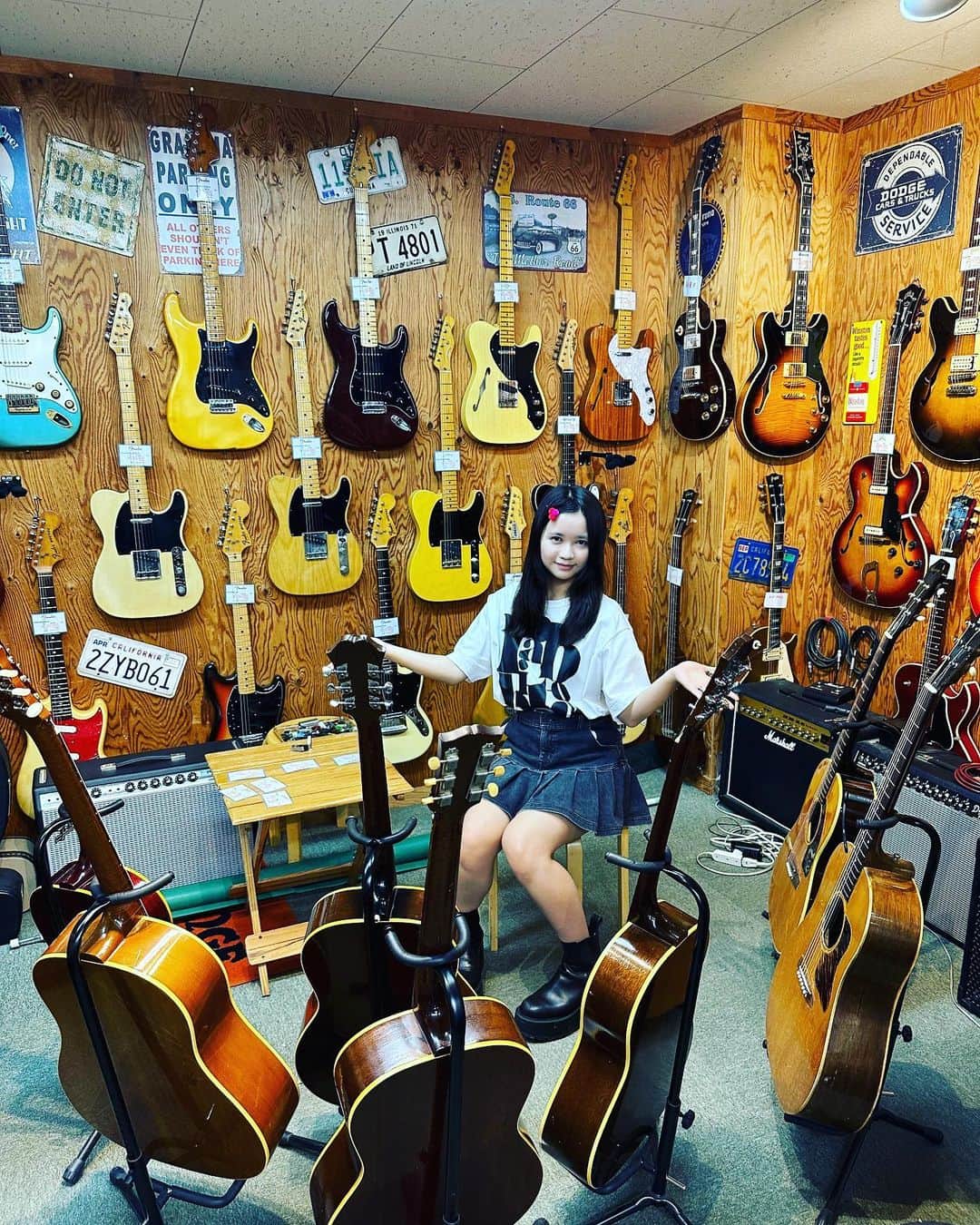 田中杏子のインスタグラム：「娘が愛用している人生のファーストギターが壊れ、先週末、次なる相棒を探しに🎸御茶ノ水のウッドマンへ。  そこは、名だたるミュージシャンたちが価値ある一本を探しに通う中古のギターが揃うお店でした。  木製のアコースティックギターは、新品より中古の方が木の不具合を修理修繕した後となり、落ち着いた状態て並んでいるそうです。しかも日本は、扱いが良く状態も良いので逸品が揃い、値段は下がらないのだとか。骨董品レベル。  そりゃ、名だたる世界のトップアーティストも出合いを求めて探しにきますよね(日本が中古レコードの宝庫と言われるのと同じなのかな？)  そんなこんなで、価値ある相棒を見つけ上機嫌の娘です。あっ、購入したギターの10倍ほど高い貴重なギターも試奏さていただきました。  ありがたき🎉🙏感謝てす。  #akotanaka #ウッドマン」