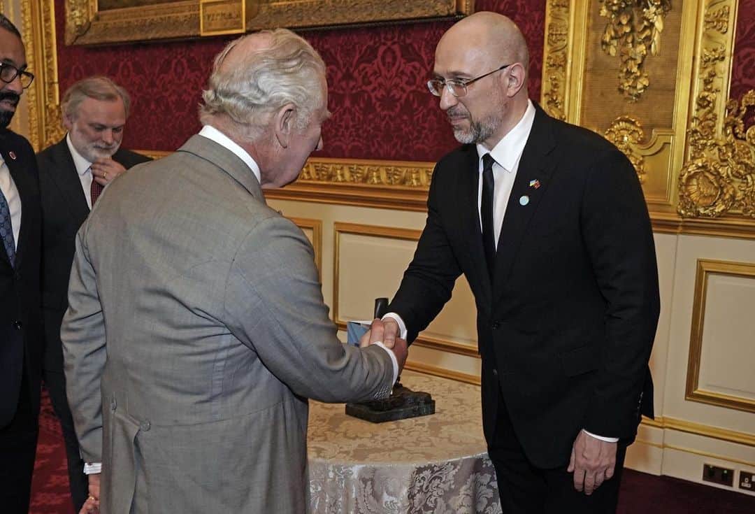 ロイヤル・ファミリーのインスタグラム：「🤝 Last night, The King hosted a reception to welcome heads of government, senior officials and Ukrainian civil society leaders taking part in the Ukraine Recovery Conference to the UK.」