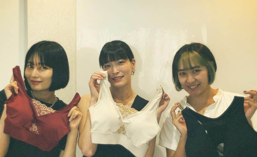 佐藤乃莉のインスタグラム：「展示会の時から気になってた イチちゃんのデザインした @riffonandp  のスポーツブラを お迎え✨🫶✨  水着素材で肌触りサラサラ。 上品なのにワイルドな動きにも しっかりとついてきてくれる 🍀💙安心感💙🍀  今流行りの透け感のあるトップスの下やウェットスーツの下、 着物にも👘✨  届くの楽しみだなー🎉  #cute#機能性#美しさ」