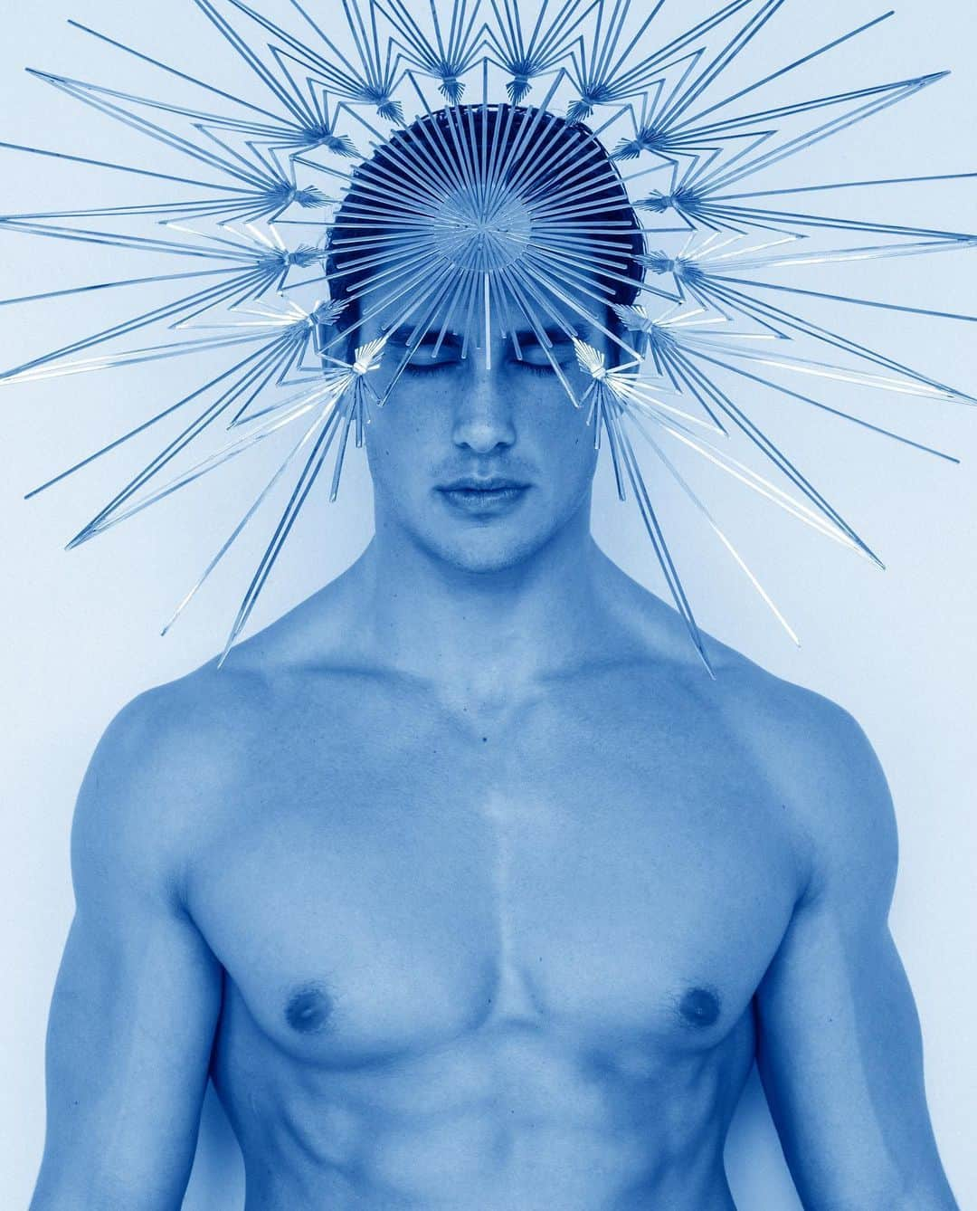 ブルース・ウェーバーのインスタグラム：「@giorgioramondetta in a headpiece by @philiptreacy on the cover of the new @iconmagazine.  Thanks to the team Production: @lawriebird Post-production: @mattyrichards Hair: @johnny.caruso Fashion: @anabrillembourg Makeup: @tinaecheverrimakeupandhair and @marlenesmakeup」