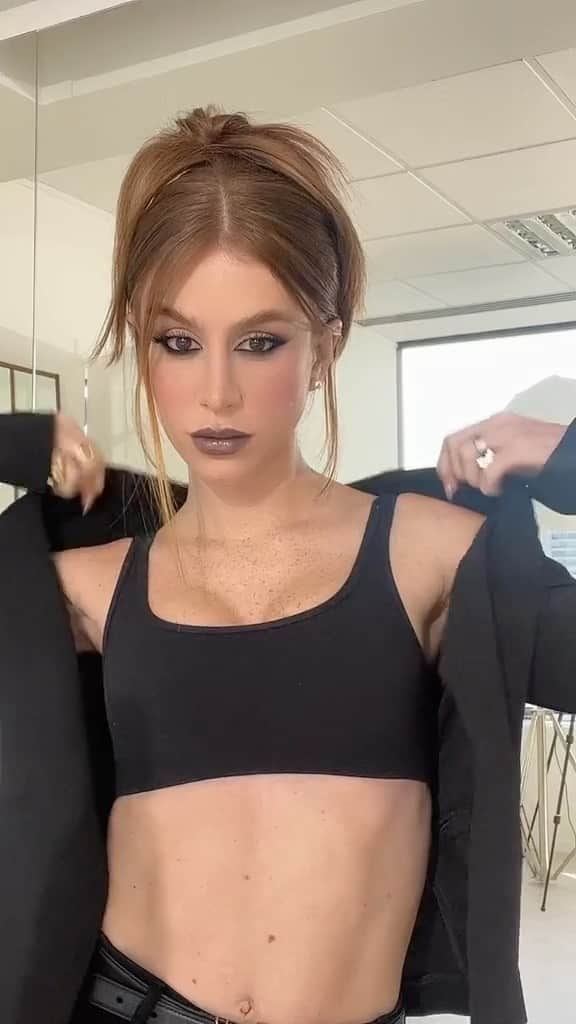 マリ・マリアのインスタグラム：「Minha vibe de hoje 🖤」