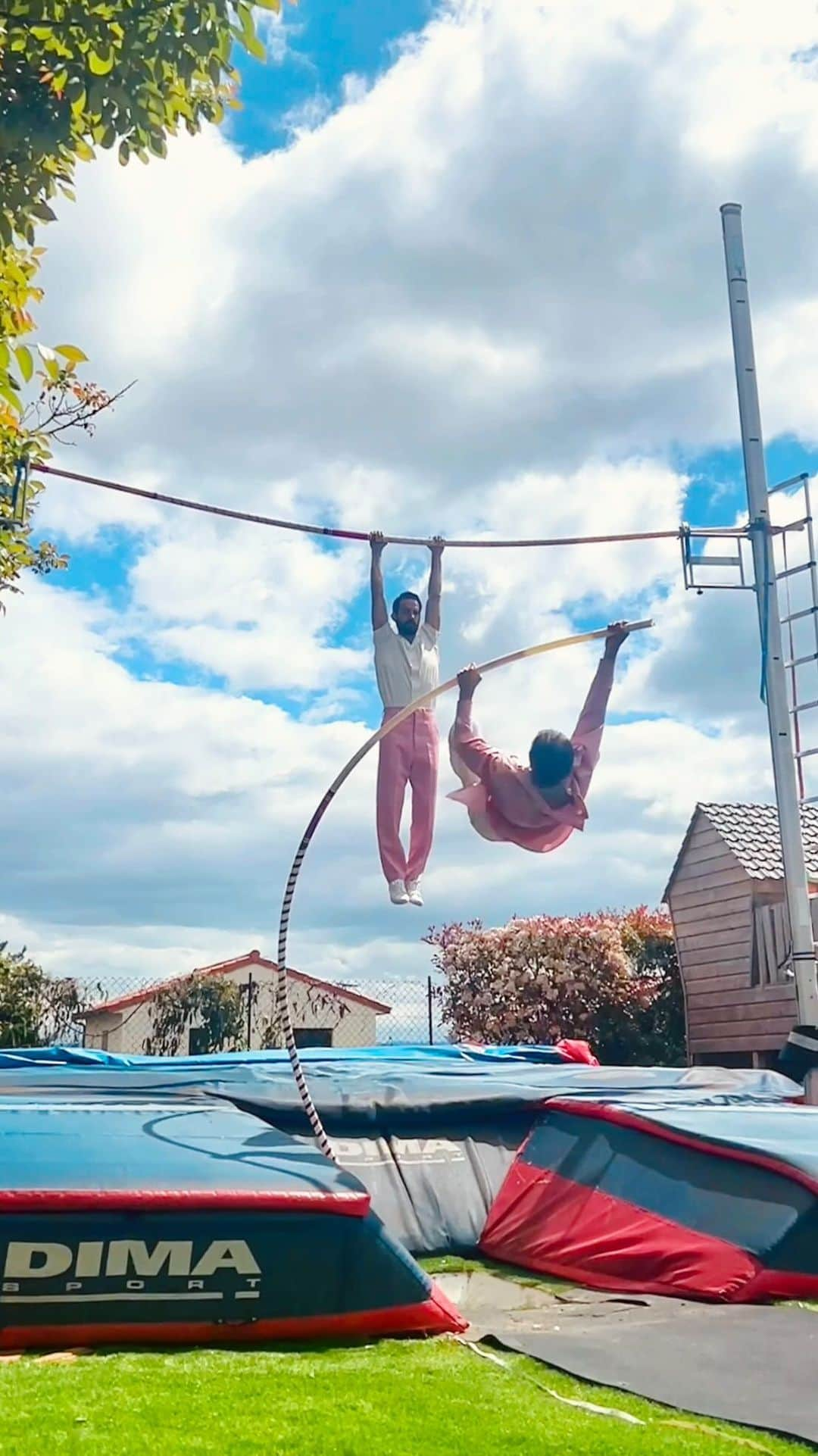 ルノー・ラビレニのインスタグラム：「Perches Roses @airlavillenie 🩷#waitforit  Thank you Renaud for inviting me over your home to create a one of a kind photo using your poles to fly over me! Can you believe that this was captured on the first take? 📸 #FaireVolerleSport #LevitationProject Merci Renaud d’avoir accepté de jouer le jeu et de m’inviter dans ton jardin pour capturer cette photo ☁️ Quelle idée de coller 2 de tes barres à plus de 5m de haut pour ensuite me sauter par dessus! Et je vous jure que cette photo a été capturée lors de la 1ere prise 📸 Photo disponible en ligne sur mon site」