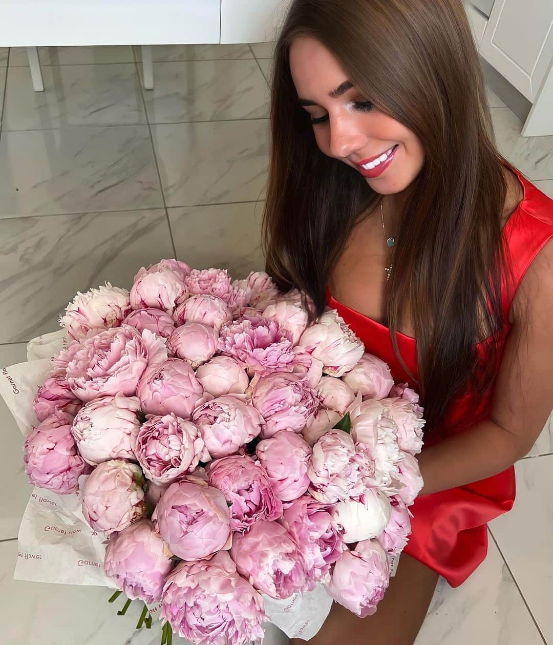 エリザベータ・ヌグマノワさんのインスタグラム写真 - (エリザベータ・ヌグマノワInstagram)「Спасибо за мои любимые цветы 🌸 @garnetflower.spb ❤️」6月22日 1時34分 - liza_nugumanova_