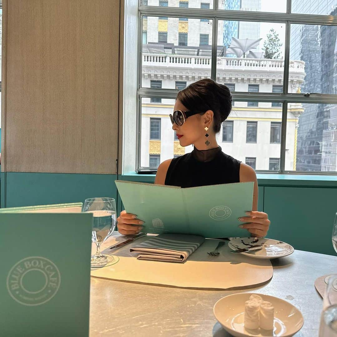 碧井椿さんのインスタグラム写真 - (碧井椿Instagram)「🩵  新しく出来たニューヨークの @tiffanyandco カフェで撮影の合間にお茶🫖  おしゃれで可愛いカフェ🩵」6月22日 1時35分 - vivichan1325