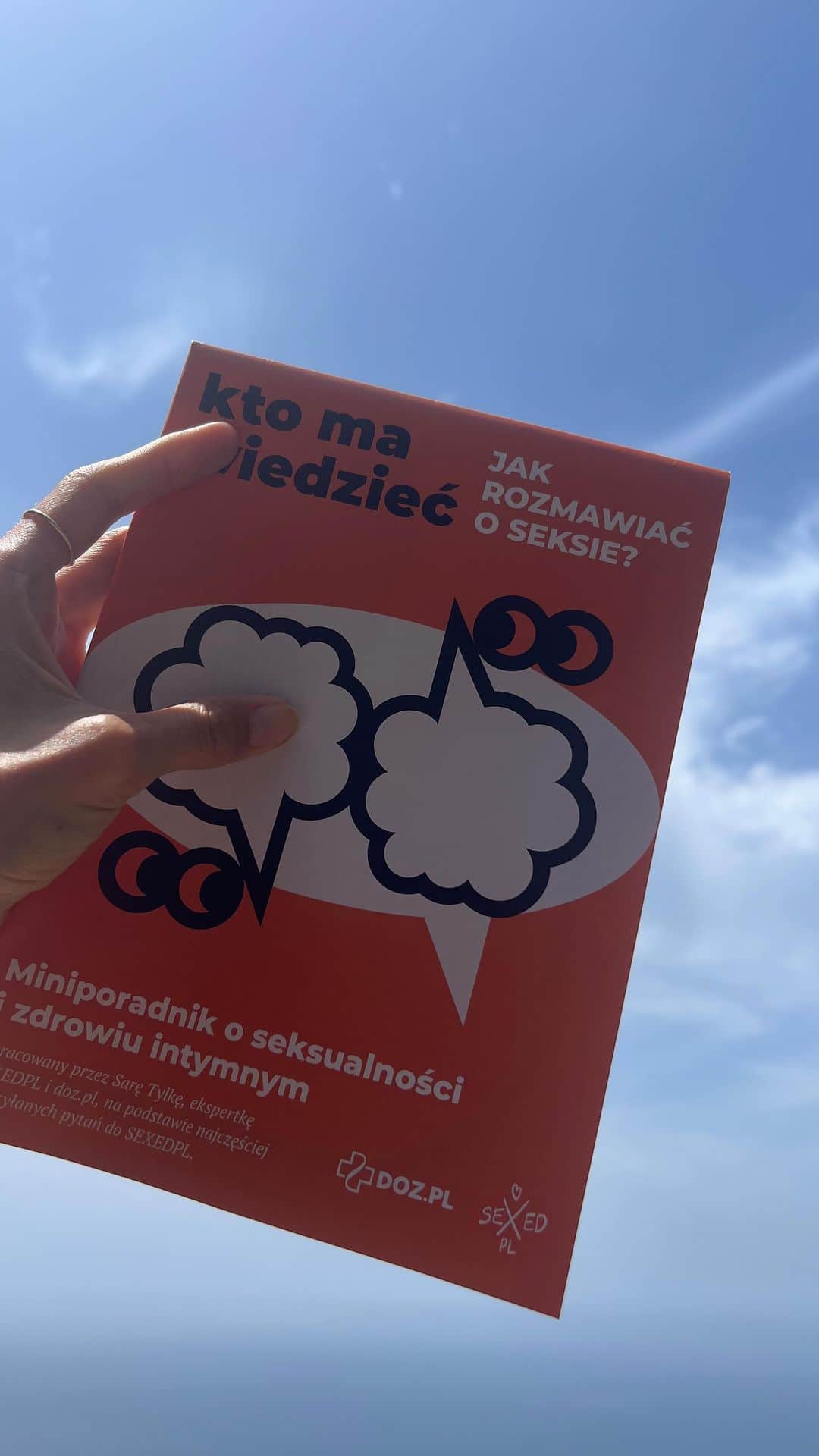 アニヤ・ルービックのインスタグラム：「Kolejny projekt SEXEDPL  Miniporadnik o seksualnisci i zdrowiu intymnym. Dostępny za darmo w aptekach DOZ i przy zakupach online.   Shout out do @psychosekslogicznie @olaniepsuj @andrzejrysuje oraz całego zespołu fundacji ! Dziękuję za Wasze zaangażowanie i ciężką pracę. ❤️」